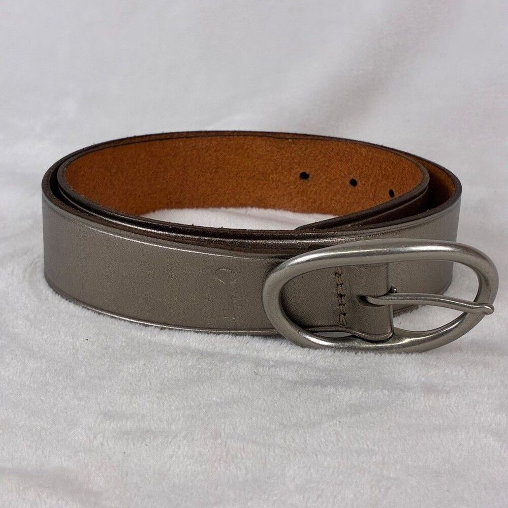 Fossil Women’s Metallic Leather Belt Size Medium Silver 39” Long Oval Buckle